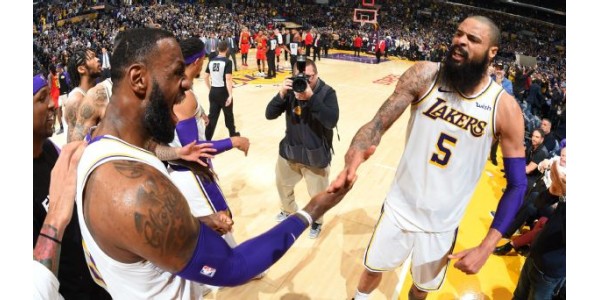 Tyson Chandler aiuta i Lakers a suggellare la vittoria su Hawks